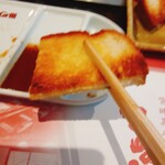 南海グリル - 肉汁含んだ食パンをバターで焼き、ステーキソースで頂きます