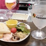 トリワイン ＰＩＫＯＳＨＨＨＵ - オープンサンドとお冷