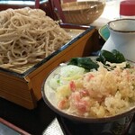 そば処 栄久庵 - この薬味、ご覧ください。刻み葱だけじゃあありませんよー、若布でしょっ、天かすでしょ、わさびもあります。向こうに見えるは「蕎麦の山」