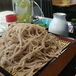 そば処 栄久庵 - もともとお蕎麦屋さんだったんだって。店主さんは打ちませんが自家製蕎麦だから本格的な蕎麦なんです。ボクみたいに真面目にお蕎麦を楽しむのも良し。メガ、ギガ、テラ…盛りをやっつけるのも良してす。