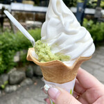 弘乃 - 生わさびソフト。350円。
注文を受けてから生わさびをすりおろしてトッピングされます。爽やかな辛味と甘いソフトが不思議と合うんです。