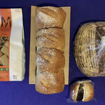 モイベーカリー - 左から MANCINI Tuffoli、山食、全粒粉カンパーニュ、あんバターサンド
