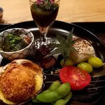 茜坂大沼 - 心温まる八寸。どのお品もほっこりする。鰊と茄子の煮物、藻屑蟹コロッケ、最高。もずく酢の食感も独特。