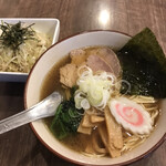 呑み喰い処 くぼ家 - ラーメン650円、ネギ丼350円