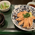 Nihombashi Yoneya - サラダに右奥にはお豆腐、赤出汁のお味噌汁とここまでついて930円税込はすごい。
