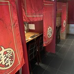 個室型焼肉　鞍牟 - 横並び腰掛け椅子でお一人様、カップル、同伴におすすめです。1名様〜2名様