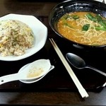中華楼 - 中華楼:炒飯と担々麺のセット(880円)