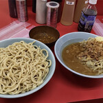 Ramen Fujimaru - つけ麺(黄) 勢揃い　麺350gに加えて　　　　沈んでるヤサイと豚でかなりのボリューム！