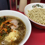 ラーメン二郎 - 麺少なめ ラーメン（780円）＋つけ（100円）＋九条ねぎキムチ（100円）＋、ニンニクコール