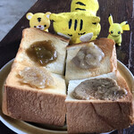 慈雨 - トーストセット　※右上から時計回りに、バナナ、くるみ、玉ねぎ、梅