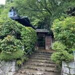京 上賀茂 御料理秋山 - このシチュエーションが素晴らしいですね。京都の山裾にひっそりと現れる、まるで古刹のような雰囲気です。