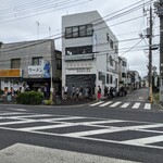 日陰 - 開店20分で長蛇の列