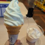 ポッポ - ソフトクリーム（ミルク＆コーン）、ソフトクリーム（限定の桃ヨーグルト＆カップ）