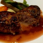 み乃家 - つなぎを使わない、肉肉しいハンバーグ
      そして肉汁〜〜〜