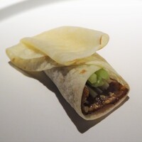 TexturA - 北京：北京ダック、千切り胡瓜、白髪葱、自家製梅ジャム（巻いたもの）