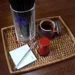 Gensan - 甲府・吉田のうどん"うどん屋源さん"店内特製「辛味噌」、七味、箸たて、注文紙