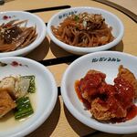 韓国料理 カンガンスルレ東館 - パンチャン４種あるよ