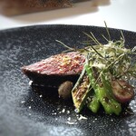 MAISON LAFITE - ◆米仕上げ牛の「バベットステーキ」、赤ワインのソースで。 バベットステーキは下がりを使用されているのですが、一頭で取れる部分が少なく今では希少でお値段もお高く 一頭買いしないと手に入らないとか。