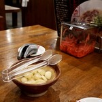 ばりきやラーメン - 卓上のニンニク。紅しょうが。……もやしが無い！！！！！