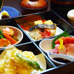 Higobashi Yukiya - お昼の松花堂弁当　手頃なお値段で旬の味をお楽しみ頂けます