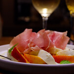 軽井沢ベランダ - 信州のフルーツとモッツァレッラチーズ生ハムサラダ(終日提供)