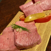 黒毛和牛焼肉 虎斑 北新地店 - 厳選タン　2種類。　間違い無いやつです❤️