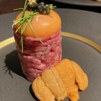 黒毛和牛焼肉 虎斑 北新地店 - 極上赤身ユッケと馬糞雲丹。映える❤️