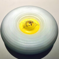 オマージュ - ◎モッツァレラチーズ（木更津クルックフィールズの新鮮な水牛のミルク）マンゴーを合わせて
                      