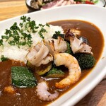 ビストロカフェ レディース&ジェントルメン - 魚介のアメリケーヌソースカレー（1,980円）