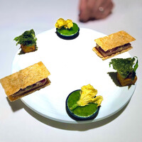 オマージュ - ◎竹炭のタルトレット、胡瓜とその花クミンが印象的
                    ◎ミヤスという仏の伝統菓子をアレンジ、鮎のパテと蓼のシフォンケーキとフリット
                    ◎鴨フォアグラといぶりがっこ、焼茄子と鴨の生ハムをサンドイッチして
                    