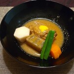 Shikinomori Shibian - 焚合せ（鹿児島県六白黒豚豚骨、海老芋白煮、蒟蒻、人参、隠元豆、辛子）