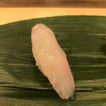 寿司処 やまざき - おまかせ６０００円。アズキハタ。かなりしっかりした歯応えですが、噛めごとに旨味が滲み出ます（╹◡╹）