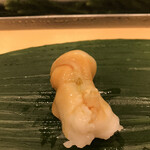 寿司処 やまざき - おまかせ６０００円。石垣貝。甘みが素晴らしく、酢飯との相性が抜群です（╹◡╹）（╹◡╹）