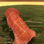 寿司処 やまざき - おまかせ６０００円。中トロ。アイルランド産ですが、文句なく美味しい一貫です（╹◡╹）（╹◡╹）