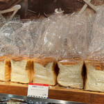 ポール・ボキューズ・ベーカリー - 店内│【湯種食パン(1/2)@税込178円】を購入