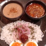 創作スパイス かれはだれ/ビオ酒場 夜のかれはだれ - カレー2種盛り1260円(ココナッツチキンとラッサム・キーマ)をご飯普通盛りで＋トッピングに半熟卵ピクルス160円と梅干しアチャール50円