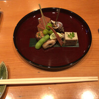 日本料理 たかむら - 八寸
                    玉子焼き、バイ貝旨煮、枝豆 、衣かつぎ錦胡麻のせ、浅利と春菊胡麻寄せ、銀杏、ばちこ、メヒカリ風干し