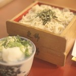 更科 - 小さい頃から大晦日の夜に行くお蕎麦屋さんはここ。この白くて腰のあるちゅるちゅるの更科そばと甘めで濃ゆいそばつゆが大好き！