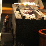 阿佐ヶ谷バードランド - 炭の状態を見守っています。