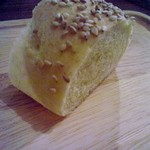 Restaurant & Cafe EUR - パンのおかわりは白ゴマを乗せたセモリナ粉のパン