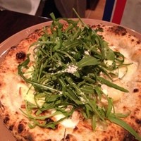 メルジェリーナ - 燻製チーズとメカジキのピッツァ