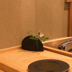 木挽町 とも樹 - カウンターのお花（昼顔かなぁ）