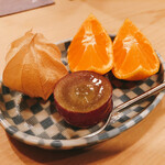 木挽町 とも樹 - フルーツの盛合せ（クイーンニーナ、ほうずき、みかん）