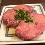 亀戸ホルモン - 1枚900円の厚切り牛タン