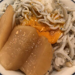 Yakigai Akoya - 赤字定食１５００円。ホタテのづけとシラスご飯。卵黄をオンザライスでいただきます。醤油が染みたホタテ、シラス、濃厚卵がマッチして、とても美味しかったです（╹◡╹）