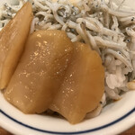 焼貝 あこや - 赤字定食１５００円。ホタテづけとシラスご飯。良い塩梅に醤油漬けされたホタテは、甘みが増して、とても美味しくいただきました（╹◡╹）