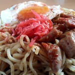 焼きそば専門店テンテン - ピリ辛モツは柔らかくていい仕事してまっさ！