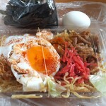 焼きそば専門店テンテン - もつ焼きそばテイクアウト(700円也) ゆで卵サービスでした！