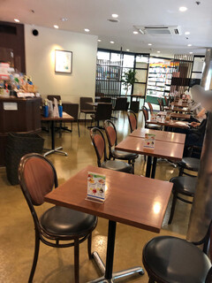 UCC Cafe Comfort - 店内テーブル席①