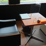 CAFE CINNAMON - 1～2名用テーブル席